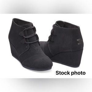 TOMS DESERT WEDGE SUEDE ANKLE BOOTIES